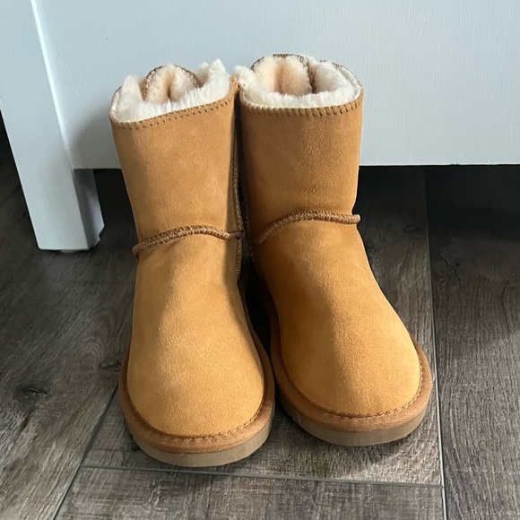 UGG LV boots - size 7 - Picture 2 of 3